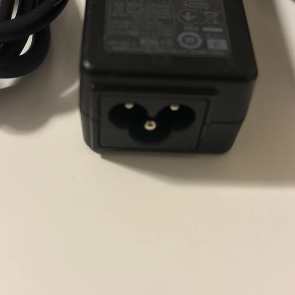 HP AC Adapter Model HSTNN-DS40 Input 100-240V 1.4A 50/60Hz Output 19.5V